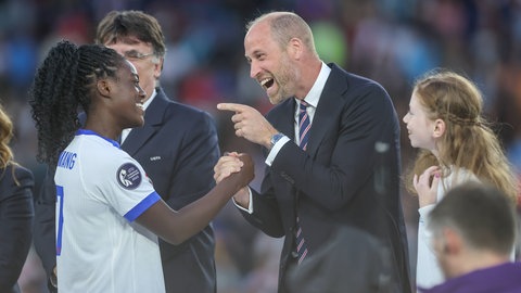 Prinz William und Michelle Agyemang nach dem Sieg der Britinnen bei der Fußball-EM in Basel.