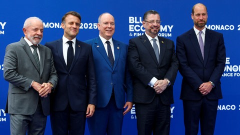 Der brasilianische Präsident Luiz Inacio Lula da Silva, Frankreichs Präsident Emmanuel Macron,  Fürst Albert II. von Monaco, Costa Ricas Präsident Rodrigo Chaves Robles und der britische Prinz William posieren für die Kamera.