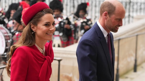 Die britische Prinzessin Kate von Wales in rotem Kleid und rotem Hut und Prinz William in blauem Anzug beim jährlichen Gottesdienst zum Commonwealth Day in der Westminster Abbey in London.