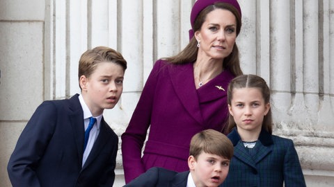 Prinzessin Kate, Prinz George, Prinzessin Charlotte und Prinz Louis schauen sich vom Balkon des Buckingham Palastes die Kunstflugstaffel an.