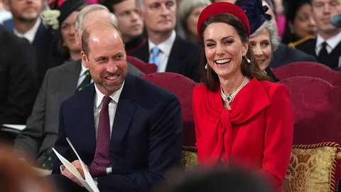 Die britische Prinzessin Kate von Wales lacht im roten Kleid und rotem Hut. Prinz William steht in blauem Anzug beim jährlichen Gottesdienst zum Commonwealth Day in der Westminster Abbey in London neben ihr.