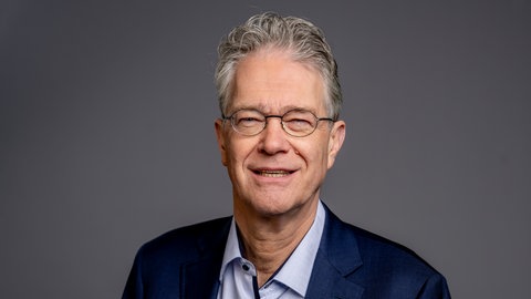 Porträt von SWR4 Experte Christopher Keim in Hemd und dunkelblauem Blazer