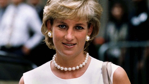 Lady Diana trägt eine weiße Perlenkette, Archivbild vom 5.6.1996