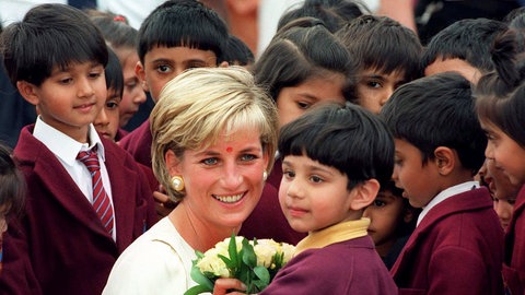 Prinzessin Diana umrundet von Kindern vor dem Besuch des Shri-Swaminaray-Temples in London