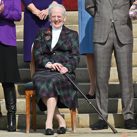 Eine strahlende Königin Margrethe II. sitzt an ihrem 85. Geburtstag vor dem Schloss Fredensborg.