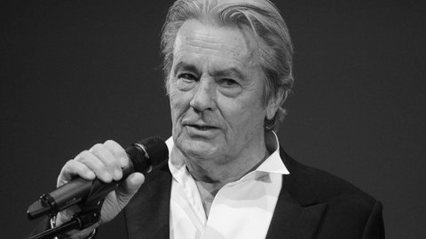 Schwarz-weiß Foto des französischen Sängers und Schauspielers Alain Delon