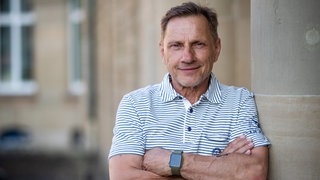 Schauspieler Richy Müller steht während des SWR Sommerfestivals in Stuttgart im Innenhof des Neuen Schlosses. Müller ist bekannt als "Tatort"-Kommissar Thorsten Lannert.