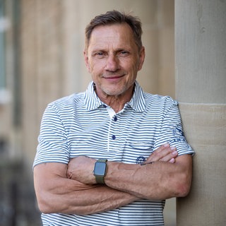 Schauspieler Richy Müller steht während des SWR Sommerfestivals in Stuttgart im Innenhof des Neuen Schlosses. Müller ist bekannt als "Tatort"-Kommissar Thorsten Lannert.