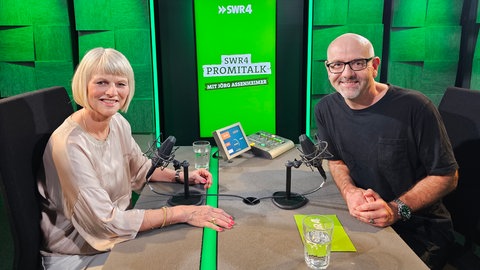 SWR4 Promitalk: Nachrichtenmoderatorin Gundula Gause im Interview mit Moderator Jörg Assenheimer