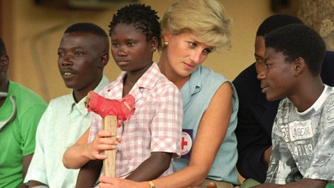 Lady Diana mit Opfern von Landminen