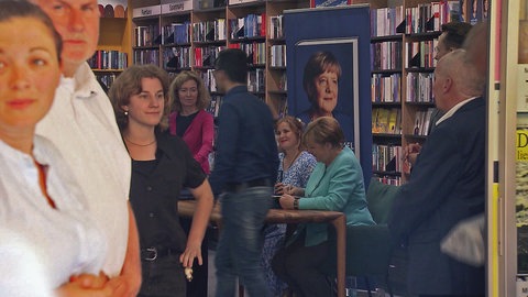 Ex-Kanzlerin Angela Merkel signiert ihre Autobiografie in einer Buchhandlung in Karlsruhe