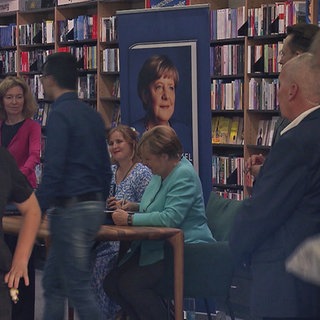Ex-Kanzlerin Angela Merkel signiert ihre Autobiografie in einer Buchhandlung in Karlsruhe