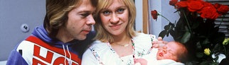 Agnetha Fältskog und Björn Ulvaeus  mit ihrem neugeborenen Sohn Christian 1977 | ABBA-Sängerin Agnetha Fältskog wird 75