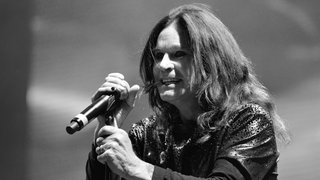 Mit seiner Band "Black Sabbath" wurde er weltberühmt! Sänger Ozzy Osbourne galt als Ikone des Heavy Metal und war Träger des inoffiziellen Titels "Prince of Darkness". Jetzt ist die Musiklegende mit 76 Jahren gestorben.