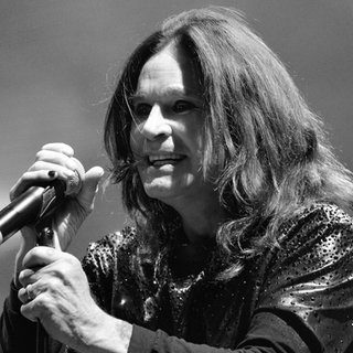 Mit seiner Band "Black Sabbath" wurde er weltberühmt! Sänger Ozzy Osbourne galt als Ikone des Heavy Metal und war Träger des inoffiziellen Titels "Prince of Darkness". Jetzt ist die Musiklegende mit 76 Jahren gestorben.
