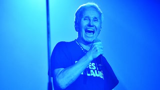 Sänger und Stimme der EAV: Klaus Eberhartinger wird 75 Jahre alt