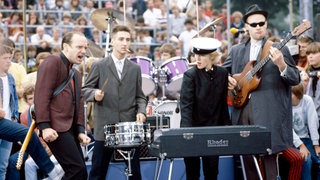 Mit "Blaue Augen" hatte die Band Ideal aus West-Berlin 1982 einen riesigen NDW-Hit. Auch in der SWR1 Hitparade wurde der Song wieder in die Top 1000 gewählt – auf Platz 926. Der Bassist von Ideal Ernst Ulrich Deuker kommt ursprünglich aus Trier und war bei Hanns Lohmann und Frank Jenschar zum Interview in der Sendung.