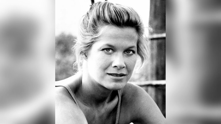 2. Mai: Die Schauspielerin Susan Buckner ist im Alter von 72 Jahren verstorben. Bekannt wurde sie vor allem durch ihre Rolle als Cheerleaderin Patty Simcox in der Musical-Verfilmung "Grease". Buckner nahm vor ihrer Schauspielkarriere an Misswahlen teil und gewann 1971 den Titel der Miss Washington. In den 80er Jahren spielte sie in verschiedenen Serien und Filmen mit, doch kam nicht mehr an den Erfolg von "Grease" heran.