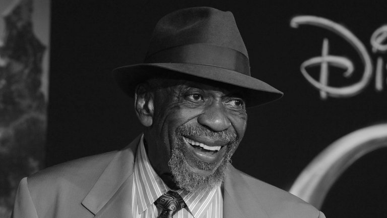 25. Juni: Der US-amerikanische Schauspieler Bill Cobbs ist im Alter von 90 Jahren verstorben. Cobbs wirkte in seiner Karriere in fast 200 Film- und Fernsehproduktionen mit und wurde vor allem durch Nebenrollen bekannt. So spielte er in "Bodyguard" an der Seite von Whitney Houston und Kevin Costner den Manager der Popsängerin Rachel Marron (Houston). Als Nachtwächter Reginald trat er in der Komödie "Nachts im Museum" an der Seite von Ben Stiller auf.