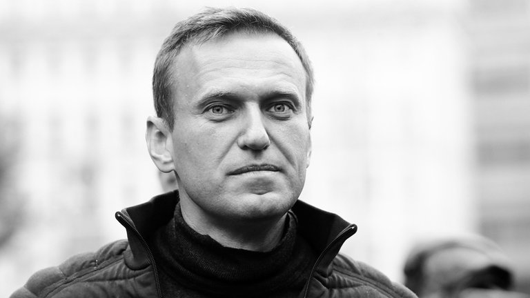 16. Februar: Der russische Oppositionsführer und Kremlkritiker Alexej Nawalny ist tot. Das berichten russischen Medien unter Verweis auf die Gefängnisverwaltung. Der 47-Jährige saß eine jahrelange Haftstrafe unter anderem wegen angeblichem Extremismus in einer Strafkolonie ab. "Nach einem Spaziergang" habe er das Bewusstsein verloren. Wiederbelebungsmaßnahmen hätten "kein positives Resultat" gebracht. Nawalny galt als einer der schärfsten Kritiker von Russlands Präsidenten Wladimir Putin.