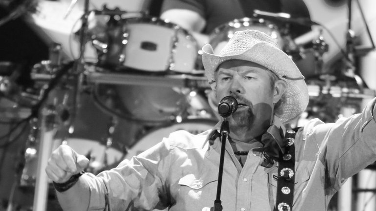 5. Februar: US-Countrysänger Toby Keith ist im Alter von 62 Jahren an den Folgen einer Krebserkrankung gestorben. Keith, der vor seiner Musik-Karriere in der Ölbranche und als Profi-Footballer Karriere gemacht hatte, galt als einer der erfolgreichsten Vertreter seiner Generation. Mit "Who is your Daddy" oder "Made in America" gelangen ihm weltweit Erfolge. Nicht unumstritten war seine politische Einstellung. Keith galt als extremer Anhänger des ehemaligen US-Präsidenten Donald Trump und hatte bei dessen Amtseinführung im Januar 2017 gespielt.