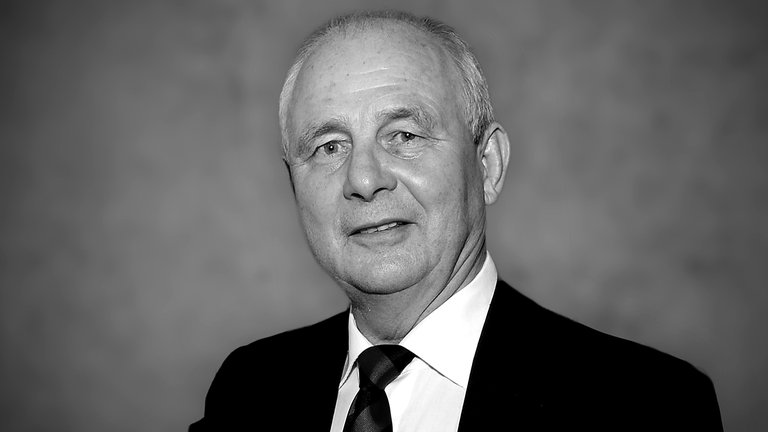 16. April: Fußballer und Eintracht-Legende Bernd Hölzenbein ist im Alter von 78 Jahren nach langer schwerer Krankheit gestorben. Er galt als eine der wichtigsten Figuren im Frankfurter Klub überhaupt und war erst als Spieler und später als Funktionär tätig. 1974 wurde Hölzenbein Weltmeister, mit der Eintracht gewann er den UEFA-Cup sowie dreimal den DFB-Pokal.