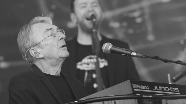 1. Mai: Richard Tandy war der Mann für die Tasten und prägte in den 70er- und 80er-Jahren den Sound der britischen Rock-Band Electric Light Orchestra. Nun ist der Musiker im Alter von 76 Jahren gestorben. Richard Tandy entwickelte an seinem Instrument  den einzigartigen Prog-Rock- und futuristischen Space-Opera-Sound von ELO entscheidend mit. In einem ihrer größten Hits, "Mr. Blue Sky“, ist zudem seine vom Vocoder verzerrte Stimme zu hören.