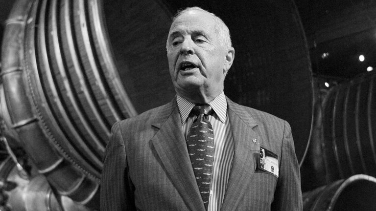 7. Juni: Der US-amerikanische Astronaut William Anders ist im Alter von 90 Jahren verstorben. Anders war 1968 Teil der "Apollo 8-Crew", dem ersten bemannten Flug zum Mond, ohne Landung. Ihm gelang bei diesem Flug eines der berühmtesten Bilder der Menschheitsgeschichte, "Earthrise". Es zeigt, wie die Erde knapp über dem Horizont des Mondes erscheint. Ein Jahr später fungierte Anders bei Apollo 11 als Ersatzmann. Nach seiner Karriere als Astronaut arbeitete er als Botschafter, Präsidentenberater und in der Luft- und Raumfahrtindustrie.