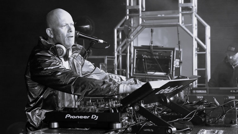 17. Juni: Der Britische DJ und Produzent Paul Spencer ist im Alter von 53 Jahren gestorben. Bekannt wurde Spencer mit dem Musikprojekt Dario G. Unter diesem Namen schuf er mehrere große Dance-Hymnen wie "Carnaval De Paris" zur Fußball-WM 1998. Der Musiker litt unter Darmkrebs, was er vor einem Jahr auf Instagram öffentlich machte.