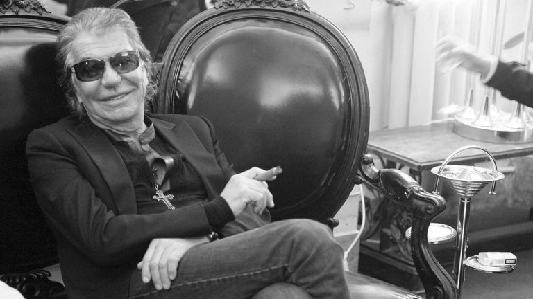 12. April: Der italienische Modeschöpfer Roberto Cavalli ist im Alter von 83 Jahren verstorben. Cavalli war vor allem für seine Kreationen in Tierfell-Optik berühmt. Zu seinen berühmtesten Kundinnen zählten unter anderem Brigitte Bardot, Jennifer Lopez und Kim Kardashian.
