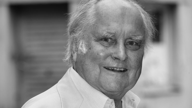 23. April: Der Filmemacher Michael Verhoeven ist im Alter von 85 Jahren gestorben. Seine größten Erfolge feierte er mit "Die weiße Rose" im Jahr 1982 und mit 1990 dem Film "Das schreckliche Mädchen". Verhoeven begann seine künstlerische Karriere zunächst als Schauspieler und spielte in den 50er Jahren in Erich Kästners "Das fliegende Klassenzimmer" mit. Der geborene Berliner inszenierte rund 50 Filme fürs Kino und fürs Fernsehen.