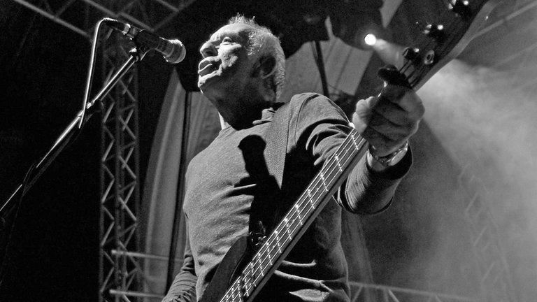 25. März: Der Bassist der Band Ultravox, Chris Cross (eigentlich Chris Allen), ist im Alter von 71 Jahren gestorben. Er gehörte zusammen mit Midge Ure, Warren Cann und Billy Currie zu den Gründungsmitgliedern der britischen New-Wave-Band, die mit Hits wie "Hymn" oder "Dancing With Tears In My Eyes" berühmt wurde. 1987 trennte sich Ultravox, aber gut 20 Jahre später kam es zur Wiedervereinigung. Sänger Midge Ure verabschiedete sich auf Instagram von seinem Freund: "Du warst der Kleber, der die Band zusammenhielt. (...) Es war toll, dich zu kennen und mit dir zu wachsen. Du wirst geliebt und vermisst, alter Freund."