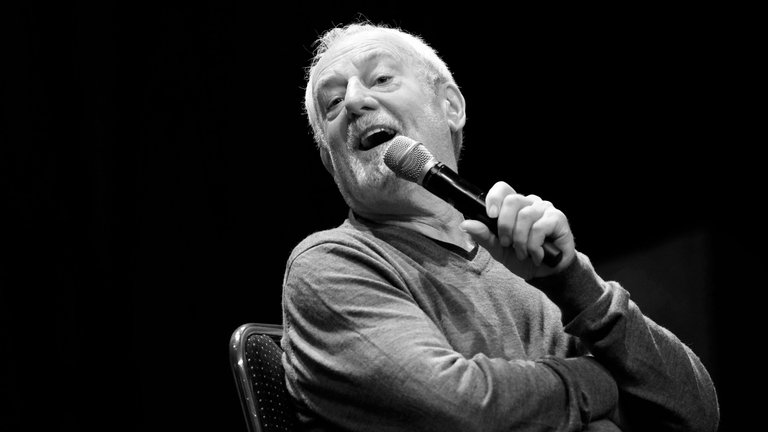 5. Mai: Der britische Schauspieler Bernard Hill ist im Alter von 79 Jahren gestorben. Er spielte unter anderem den Kapitän der "Titanic" im gleichnamigen Film sowie König Théoden in "Herr der Ringe". Für seine Rolle als Kapitän der Titanic erhielt Hill 1998 einen Oscar. Hill, in Manchester geboren, schaffte seinen Durchbruch 1982 in der britischen Dramaserie "Boys from the Blackstuff".