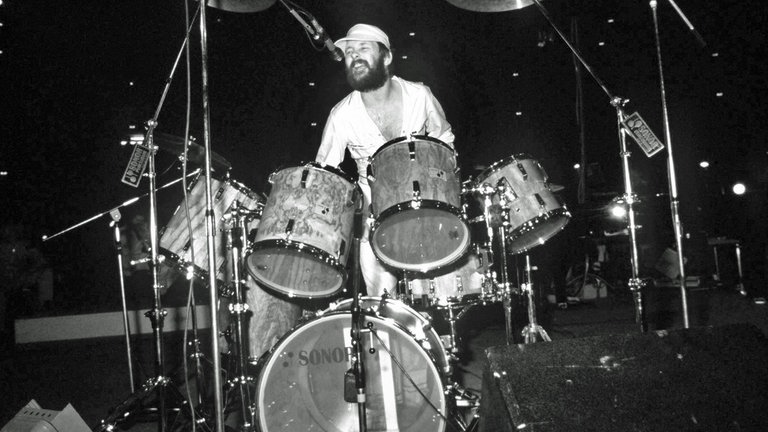 9. April: Der niederländische Sänger und Schlagzeuger Max Werner ist im Alter von 70 Jahren verstorben. Max Werner gründete 1972 die erfolgreiche niederländische Art-Rock-Formation "Kayak", der er selbst bis 1982 zunächst als Sänger, später als Schlagzeuger angehörte. Seinen größten Erfolg feierte Werner allerdings solo. 1981 stürmte seine Hymne "Rain in May" weltweit die Hitparaden. 