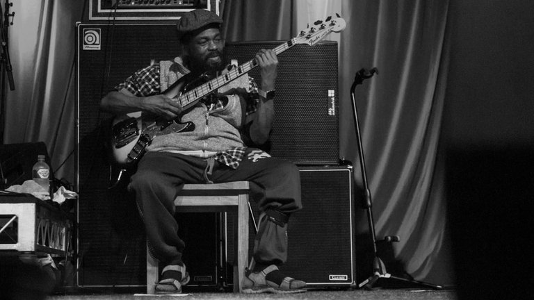 3. Februar: Aston "Family Man" Barrett, der langjährige Bassist der Reggae-Band "The Wailers", ist im Alter von 77 Jahren gestorben. Elf Jahre lang stand der gebürtige Jamaikaner mit Bob Marley auf der Bühne und galt als eine Schlüsselfigur für die Entwicklung des Reggae. Als rhythmischer Architekt spielte auf fast allen Wailers-Alben, sowie für Burning Spear oder Peter Tosh. Seine Bassarbeit ist ein wichtiger Bestandteil vieler Wailers-Hits wie " I Shot the Sheriff" und "No Woman, No Cry".
