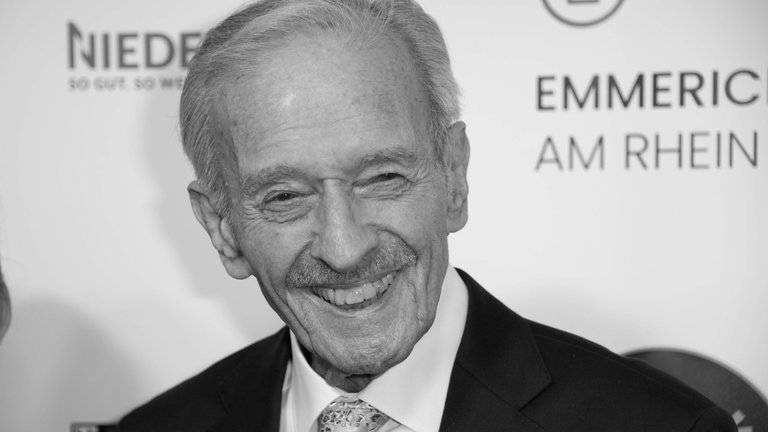 19. Februar: Der Schauspieler Horst Naumann ist im Alter von 98 Jahren gestorben. Millionen Zuschauer kennen ihn vor allem als freundlichen Schiffarzt Dr. Horst Schröder an Bord des "Traumschiffs". In seiner mehr als 50 Jahre währenden Karriere bei Theater, Film, Fernsehen und Hörspiel spielte er beispielsweise von 1986 bis 1989 Dr. Römer in der ZDF-Serie "Die Schwarzwaldklinik".