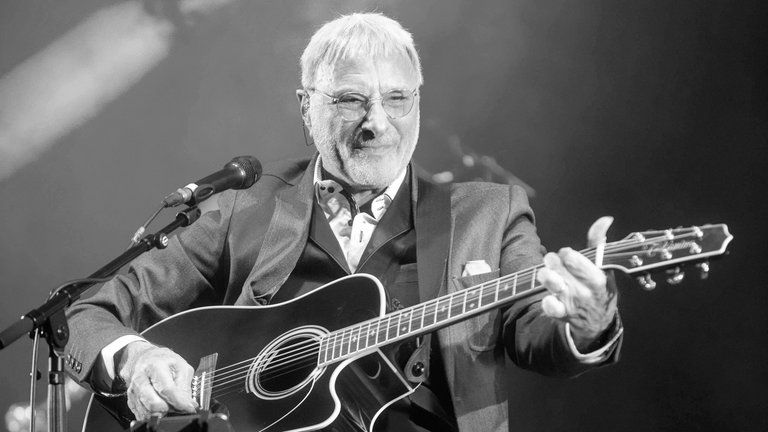 17. März: Der britische Musiker Steve Harley ist tot. Bekannt wurde der Songwriter, Sänger und Gitarrist mit seiner Version des Beatles-Hits "Here Comes The Sun". Als Gründer der Band Cockney Rebel landete er in den 70er Jahren Hits wie "Make Me Smile", "Sebastian" oder "Love’s a Prima Donna". Mitte der 80er sang Harley gemeinsam mit Sarah Brightman das Lied "Phantom Of The Opera" aus dem gleichnamigen Musical von Andrew Lloyd Webber ein. Harley erlag einem Krebsleiden, er wurde 73 Jahre alt.