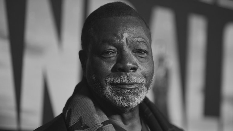 1. Februar: Carl Weathers wurde vor allem durch seine Rolle als Apollo Creed in den "Rocky"-Filmen weltberühmt. Nun ist der Schauspieler im Alter von 76 Jahren  gestorben. Wie seine Familie mitteilte, ist Weathers friedlich eingeschlafen. Er spielte vor allem in Action-Filmen und Komödien mit. So kämpfte er in "Predator" an der Seite von Arnold Schwarzenegger und brachte in "Happy Gilmore" Adam Sandler das Golfspielen bei. Zuletzt war er in der Disney-Serie "The Mandalorian" zu sehen.