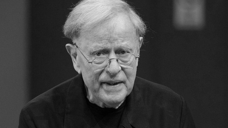 16. Juli: Der Theaterregisseur und Intendant Claus Peymann ist nach längerer, schwerer Krankheit gestorben. Er wurde 88 Jahre alt. Peymann arbeitete an verschiedenen Theatern und war von 1999 bis 2017 Intendant des Berliner Ensembles. Dort feierte der gebürtige Bremer bis zu seinem Abschied im Sommer 2017 Zuschauerrekorde, ärgerte sich aber über Kritiker, die seine Klassiker-Inszenierungen als altbacken bezeichneten.