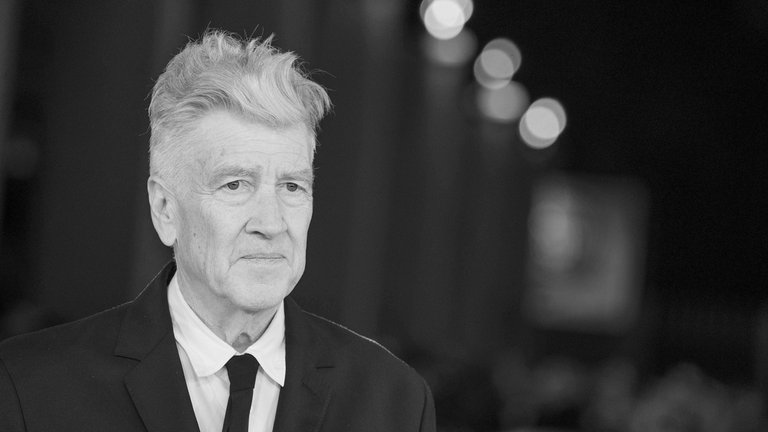 16. Januar: Der amerikanische Kultregisseur David Lynch ist im Alter von 78 Jahren, nur wenige Tage vor seinem 79. Geburtstag, verstorben. Bekannt und berühmt wurde Lynch durch legendäre Werke wie "Twin Peaks", "Mulholland Drive", "Blue Velvet" oder "Der Wüstenplanet". Erst 2019 erhielt Lynch, der viermal für den Oskar nominiert war, einen Ehren-Oskar.