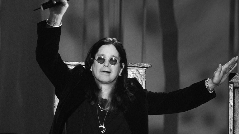 23. Juli: Der Frontmann der Gruppe Black Sabbath, Ozzy Osbourne, ist im Alter von 76 Jahren gestorben. Erst vor wenigen Wochen hatte er ein letztes Konzert in seiner Heimatstadt Birmingham gegeben. Osbourne hatte eine Parkinson-Diagnose 2020 öffentlich gemacht. Der Musiker hinterlässt seine Frau Sharon und fünf Kinder.
