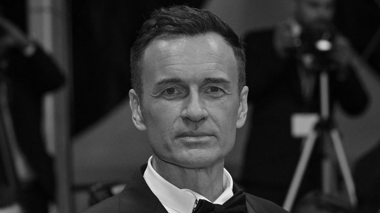 2. Juli: Der australische Schauspieler Julian McMahon ist im Alter von 56 Jahren verstorben. Wie US-Medien berichten, starb er an einer Krebserkrankung. In Deutschland wurde McMahon vor allem durch die Serien "NipTuck – Schönheit hat ihren Preis" und "Charmed – Zauberhafte Hexen" bekannt. Später spielte er in Filmen der Reihe "Fantastic Four" sowie zuletzt in dem Psychothriller "The Surfer" mit.