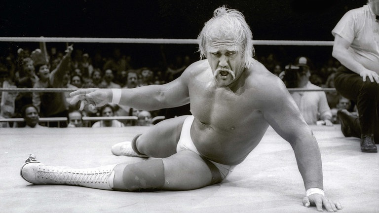 24. Juli: Die amerikanische Wrestling-Legende Hulk Hogan, bürgerlich Terrence Bollea, ist im Alter von 71 Jahren in Florida verstorben. Hogan gilt als einer der bekanntesten Profi-Wrestler der Geschichte. Bekannt wurde er in den 1980er-Jahren. Seine erste Filmrolle übernahm er im 1982 erschienenen Boxfilm "Rocky III - Das Auge des Tigers" mit Hauptdarsteller Sylvester Stallone. Zum Markenzeichen des gut zwei Meter großen Muskelmanns gehörten halblange blonde Haare und ein Schnauzbart. 