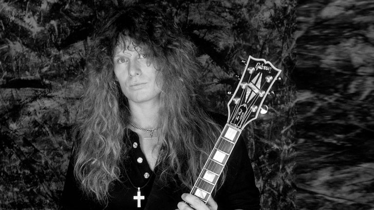 20. Januar: Gitarrist John Sykes ist im Alter von 65 Jahren an Krebs gestorben. Sykes stand unter anderem auf der Bühne mit Thin Lizzy und Whitesnake und schrieb mit an Hits wie "Still Of The Night" und "Is This Love?".