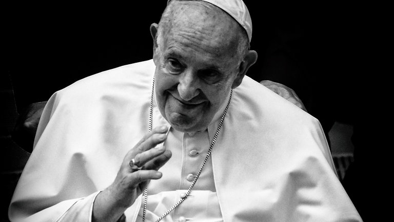 21. April: Papst Franziskus ist tot. Das Oberhaupt der römisch-katholischen Kirche starb am Ostermontag im Alter von 88 Jahren. Wegen einer Lungenentzündung hatte er im Frühjahr im Krankenhaus gelegen. Der gebürtige Argentinier – mit bürgerlichem Namen Jorge Mario Bergoglio – war seit März 2013 im Amt. Damals wurde er nach dem überraschenden Rücktritt des deutschen Papstes Benedikt XVI. zum Nachfolger gewählt, als erster Nichteuropäer seit mehr als 1.200 Jahren.