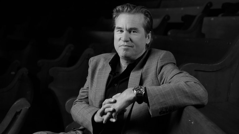 1. April: Der US-amerikanische Schauspieler Val Kilmer ist mit 65 Jahren verstorben. Laut seiner Tochter erlag er einer Lungenentzündung. Der Hollywoodstar feierte mit Filmen wie "Top Gun", "Batman Forever" und "Tombstone" vor allem in den 80er- und 90er-Jahren große Erfolge. 2014 war Kilmer an Kehlkopfkrebs erkrankt, konnte sich von diesem aber nach einer Chemotherapie erholen. Seine Stimme war danach aber nicht mehr die gleiche.