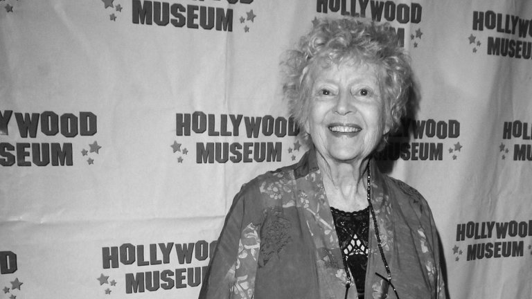 19. Mai: Ihr Filmschrei aus dem Hollywoodstreifen "Gefahr aus dem Weltall" hat sie welberühmt gemacht: Kathleen Hughes. Jetzt ist die Schauspielerin im Alter von 96 Jahren gestorben. 