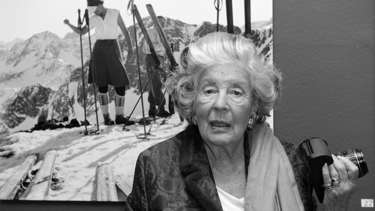4. Mai: Die Mamarazza ist tot! Die österreichische Promifotografin Marianne Sayn-Wittgenstein-Sayn ist im Alter von 105 Jahren verstorben. 