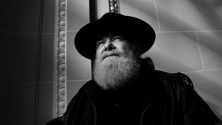 21. Januar: Garth Hudson, Keyboarder und letzter überlebender Musiker der Rockgruppe The Band, ist im Alter von 87 Jahren gestorben. Die kanadisch-amerikanische Band feierte Ende der 60er Jahre ihre größten Erfolge, unter anderem mit "The Weight" und "The Night They Drove Old Dixie Down". Garth Hudson spielte Klavier, Synthesizer, Hörner und sein Lieblingsinstrument, die elektronische Lowrey-Orgel. 1994 wurde The Band in die Rock and Roll Hall of Fame aufgenommen.