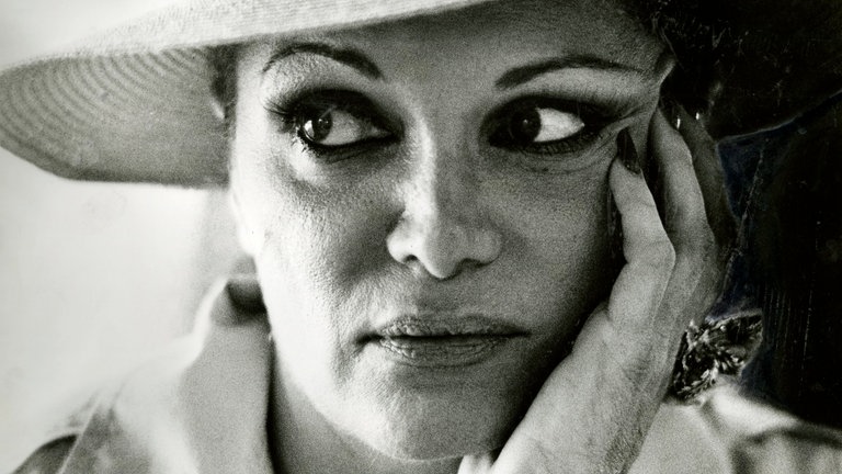 17. Juli: Connie Francis galt als Ikone der 1950er und 1960er Jahre. Nun ist die Sängerin im Alter von 87 Jahren verstorben. Besonders bekannt ist ihr Hit "Pretty Little Baby" aus dem Jahr 1962, der vor einigen Monaten auf Social-Media-Plattformen wie TikTok ein Comeback feierte. Bis zuletzt stand Francis noch auf der Bühne, musste jedoch bereits im Juli wegen starker Schmerzen ins Krankenhaus eingeliefert werden.